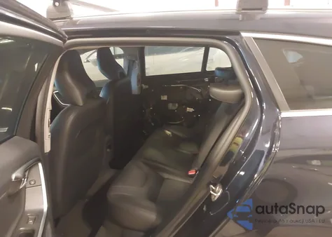 2017 Volvo V60 T5 Premier z USA, uszkodzony, nr VIN YV140MEK9H1367711